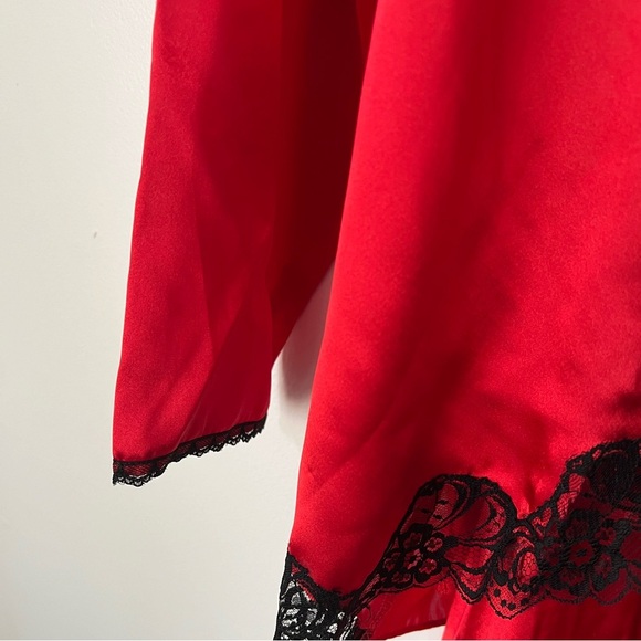 Victoria's Secret Gold Label Vintage Red Satin Black Lace Robe & Chemise Set - Picture 4 of 7